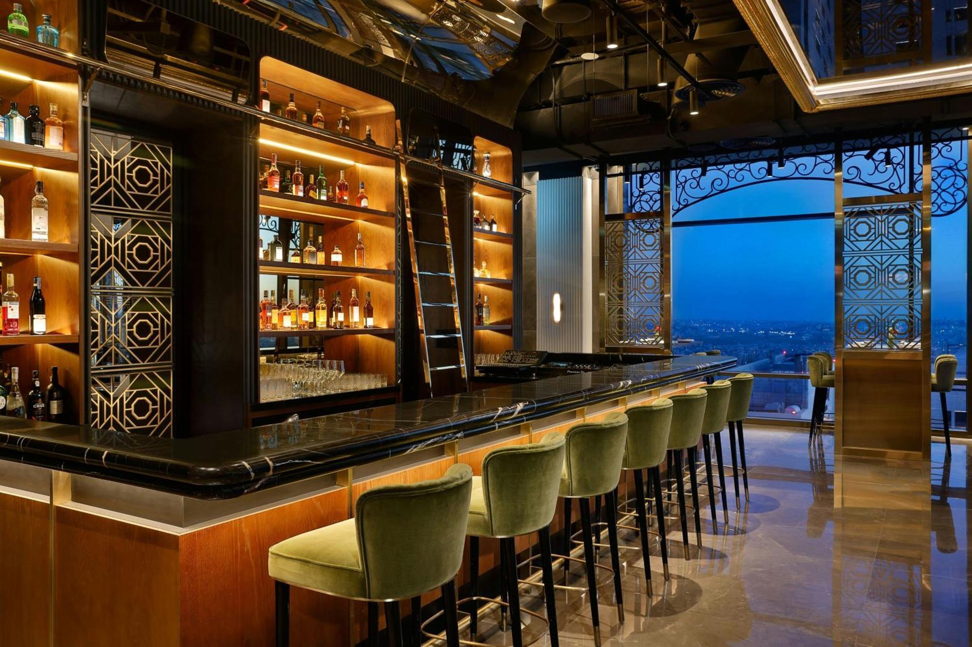 Hotel The Ritz-Carlton, Amman Exterior foto The bar at the 101 lounge