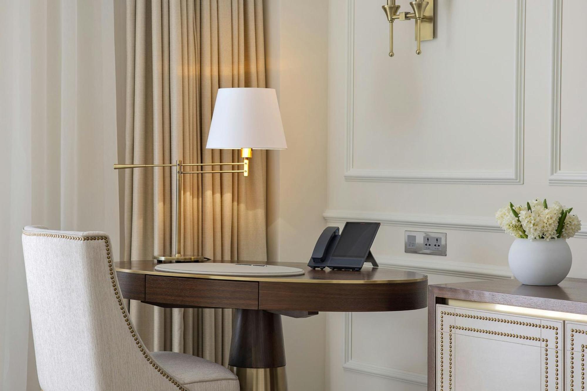 Hotel The Ritz-Carlton, Amman Exterior foto A table lamp