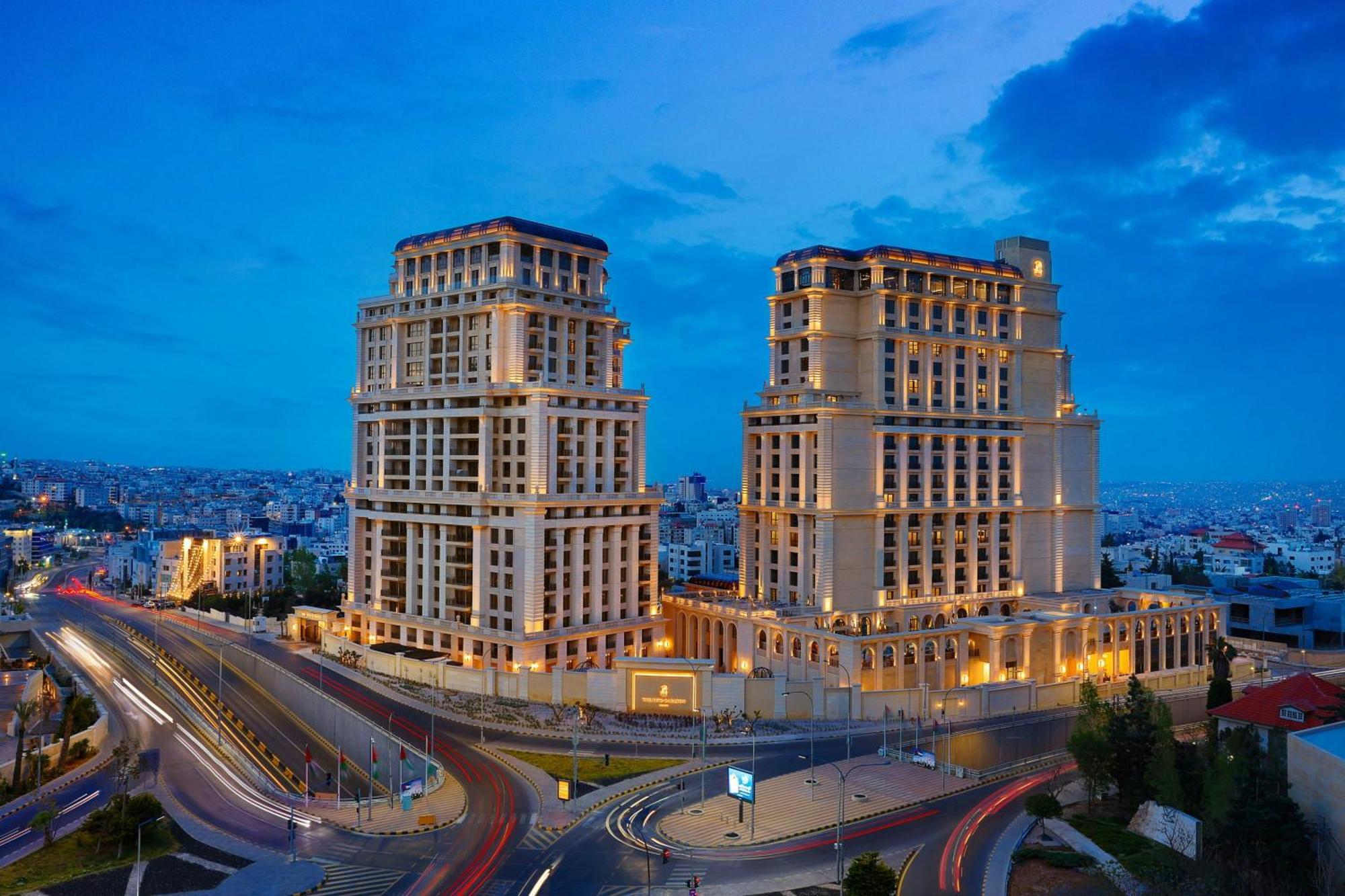 Hotel The Ritz-Carlton, Amman Exterior foto The complex at night